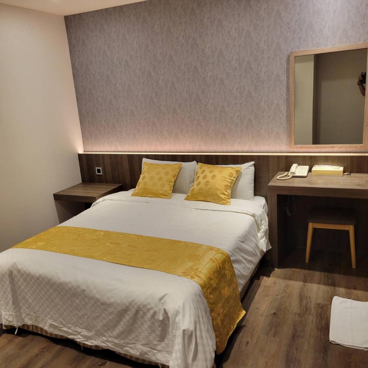 Attic Hotel Тайбей Екстер'єр фото
